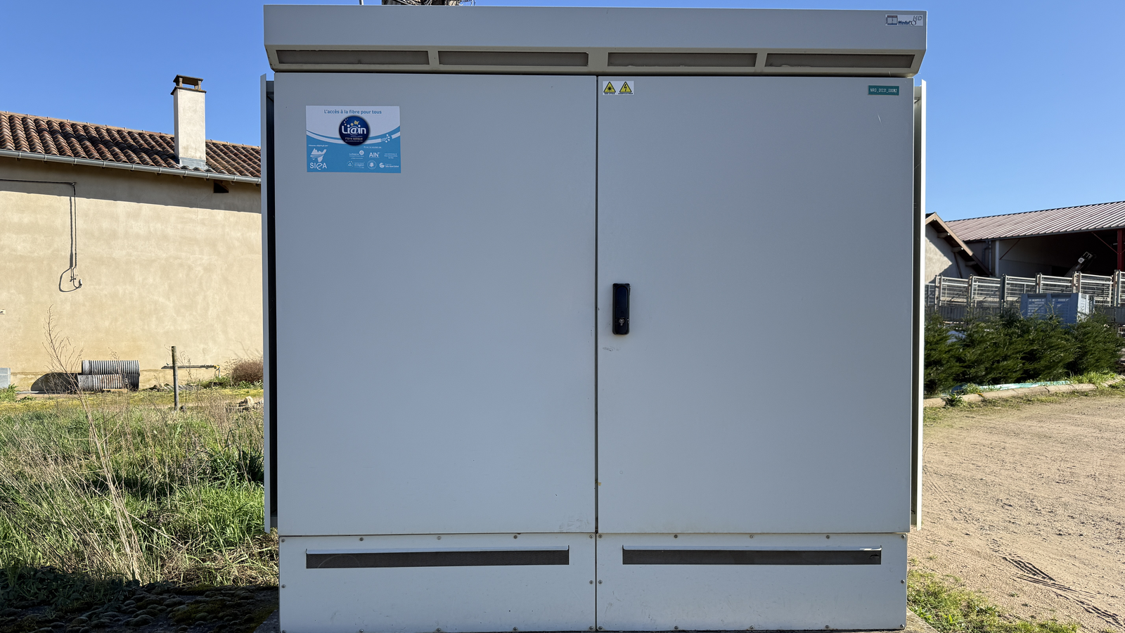 Mise en demeure Arcep fibre : armoire de rue d'un réseau fibre optique en France